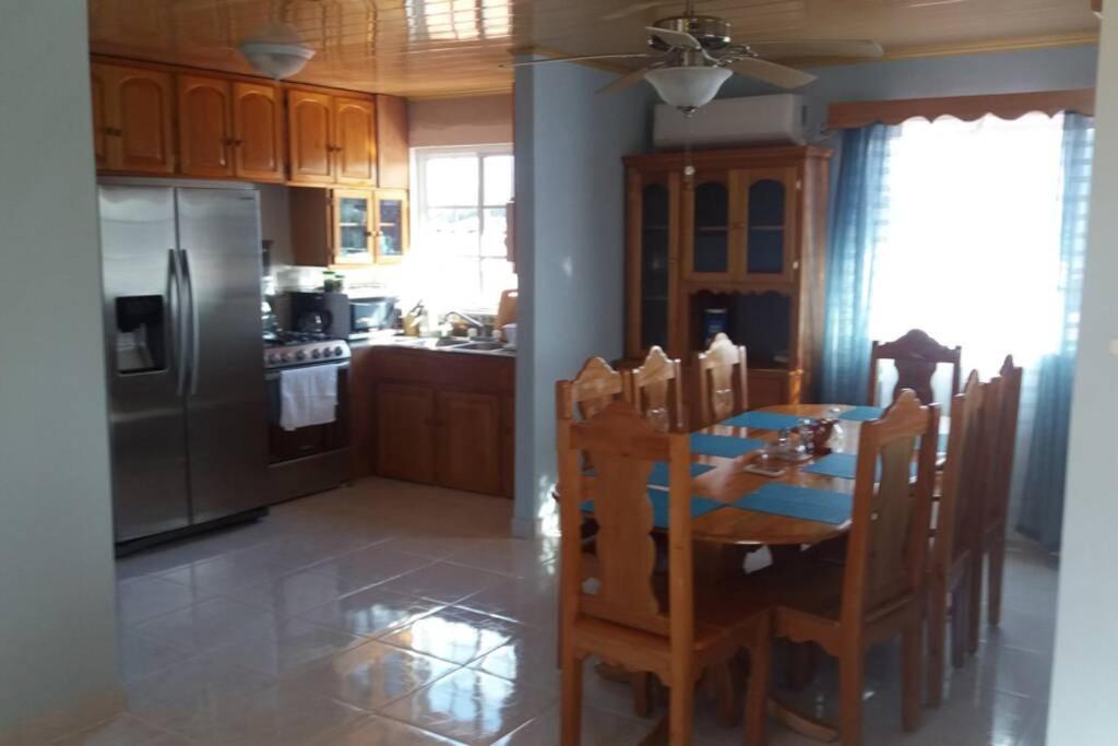فيلا Urania House بوكاس تاون المظهر الخارجي الصورة