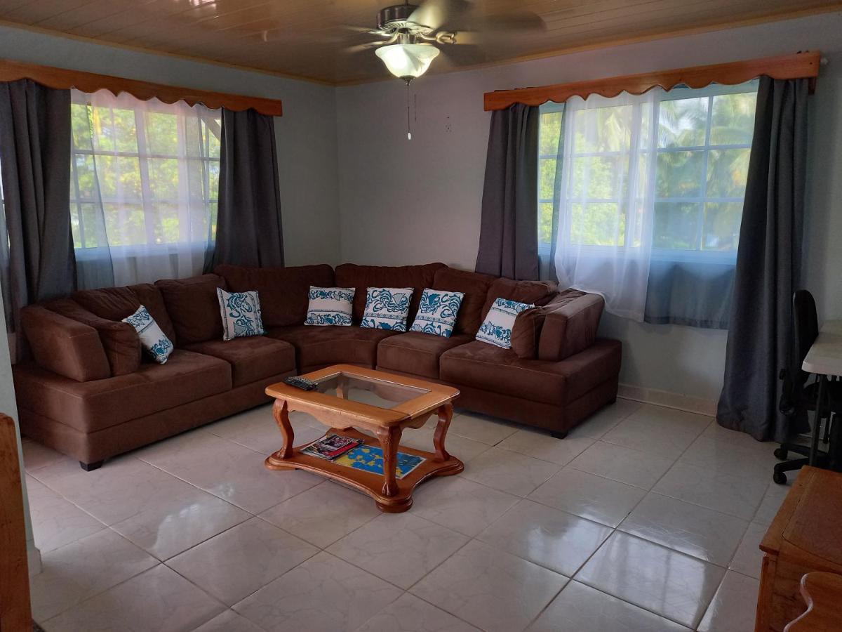 فيلا Urania House بوكاس تاون المظهر الخارجي الصورة